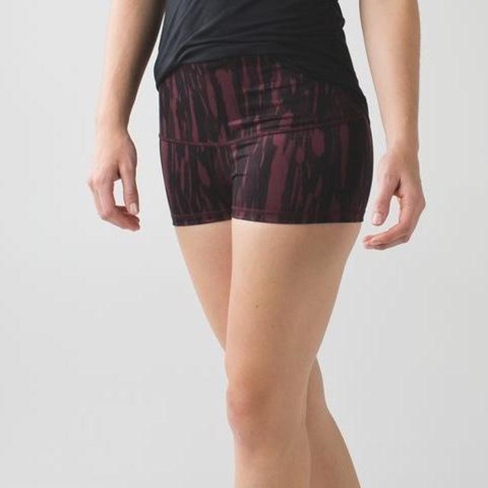Lululemon Boogie Short Roll Down Waist Maroon Black Abstract Yoga Gym Shorts 2
